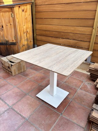 Mesa de madera de barco y metal