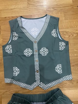 Conjunto chaleco y pantalón estampado