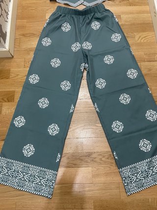 Conjunto chaleco y pantalón estampado