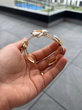 Pulsera elegante con flores doradas