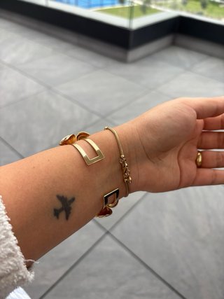 Pulsera elegante con flores doradas