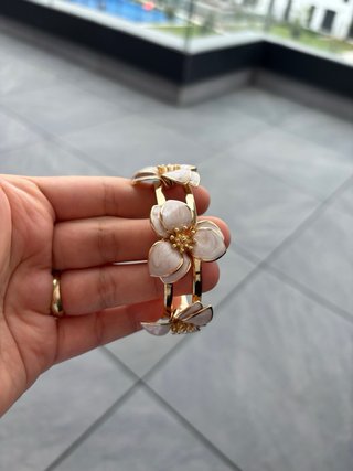 Pulsera elegante con flores doradas
