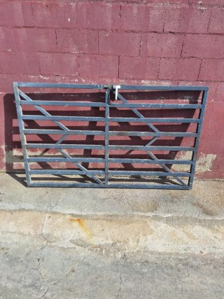 Puerta de hierro y marco