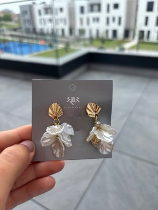 Pendientes ROVOG dorados con pétalos blancos