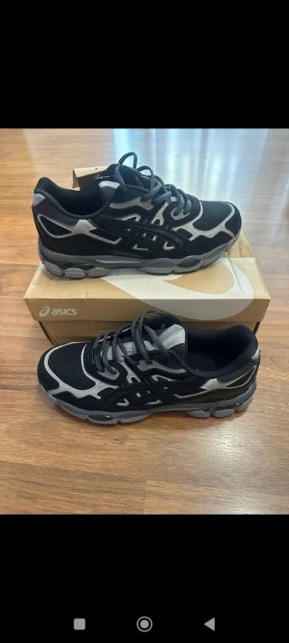 Asics Gel NYC Negras Talla 42,5