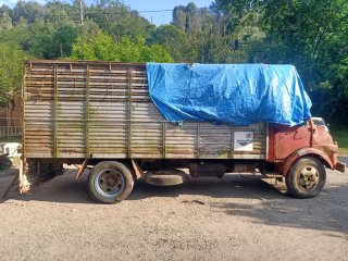 camion antiguo marca Ebro modelo 550