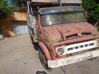 camion antiguo marca Ebro modelo 550
