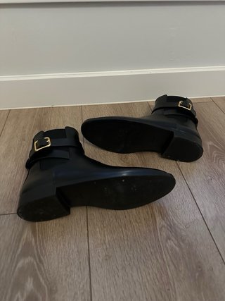 Botines negros con hebilla dorada