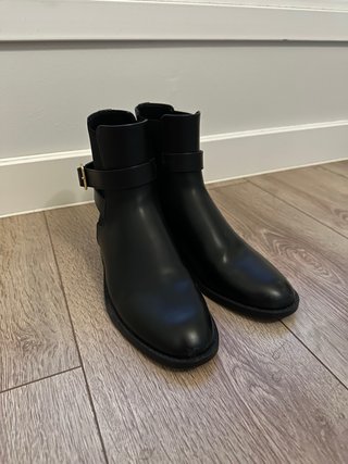 Botines negros con hebilla dorada