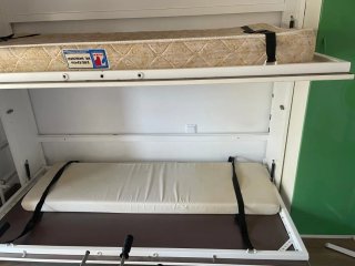 Literas abatibles marrones. Colchón no incluido.