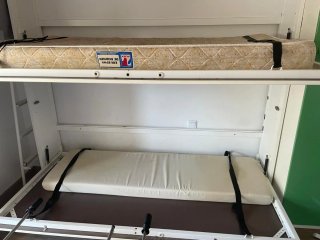 Literas abatibles marrones. Colchón no incluido.