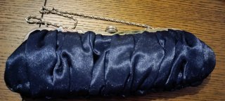 Bolso de fiesta raso azul oscuro con cadena