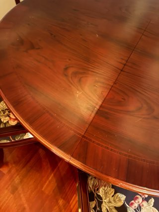Mesa redonda de madera con 4 sillas Sin estrenar.