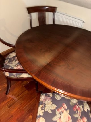 Mesa redonda de madera con 4 sillas Sin estrenar.