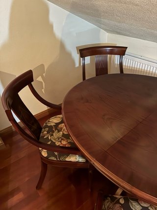 Mesa redonda de madera con 4 sillas Sin estrenar.