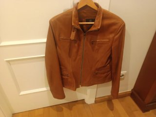 Chaqueta de piel color marrón