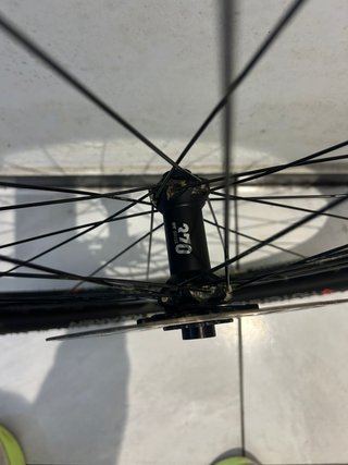 Rueda DT Swiss 1900 29 con disco y cubierta