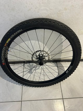 Rueda DT Swiss 1900 29 con disco y cubierta