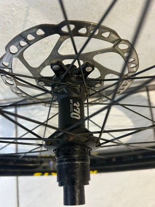 Rueda DT Swiss 1900 29 con disco y cubierta