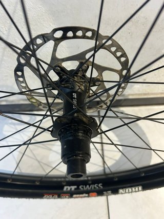 Rueda DT Swiss 1900 29 con disco y cubierta
