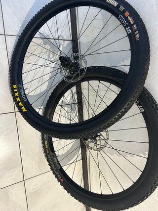 Rueda DT Swiss 1900 29 con disco y cubierta
