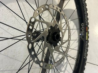 Rueda DT Swiss 1900 29 con disco y cubierta