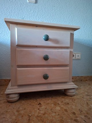 Mesita de noche de madera de pino