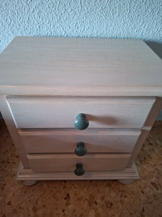 Mesita de noche de madera de pino