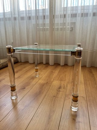 Mesa auxiliar cristal y acrílico dorada