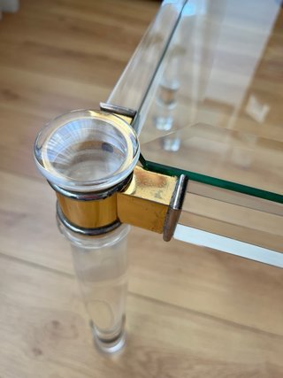 Mesa auxiliar cristal y acrílico dorada