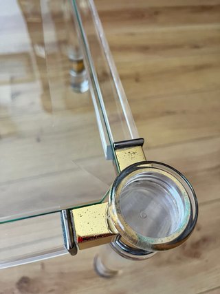 Mesa auxiliar cristal y acrílico dorada