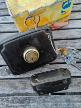 Cerradura sobreponer ILARGI con llaves