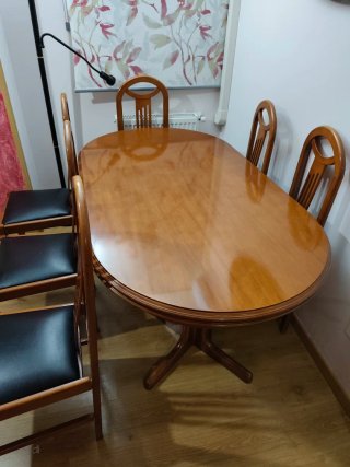 Mesa extensible de roble. Sillas de regalo.