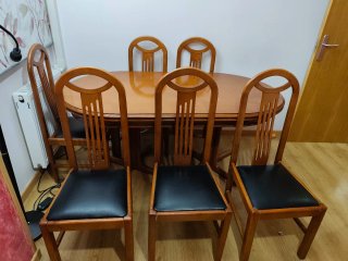 Mesa extensible de roble. Sillas de regalo.