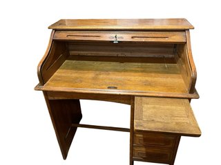 Escritorio de madera con persiana