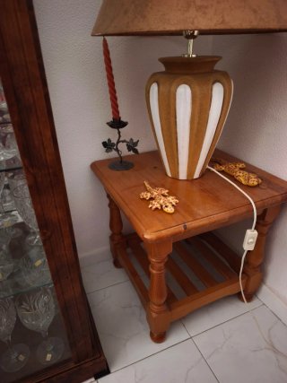 Mesa auxiliar de madera