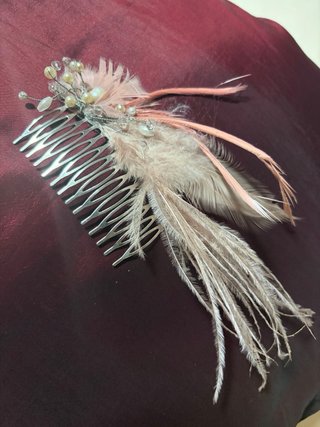 Tocado de boda con plumas y perlas