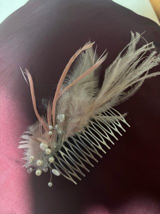 Tocado de boda con plumas y perlas