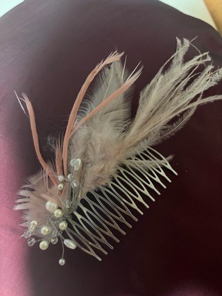 Tocado de boda con plumas y perlas