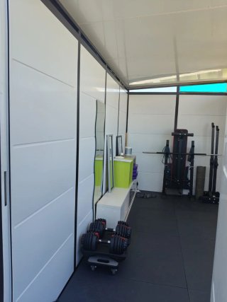 Caseta modular con paredes de PVC, vidrio y metal