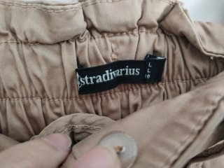 Pantalón beige Stradivarius