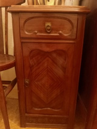 Mesita de noche antigua de madera