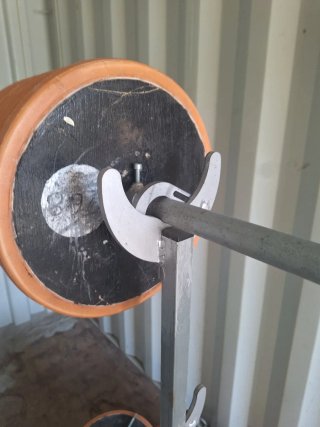 Pesas caseras con banco y barra