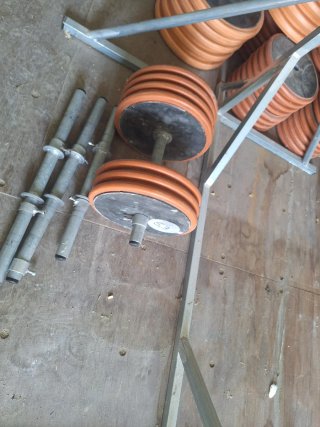 Pesas caseras con banco y barra