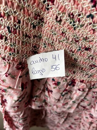 Top rosa floral con volantes