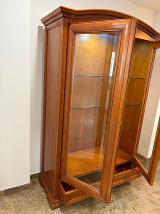 Vitrina de salón de madera