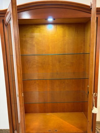 Vitrina de salón de madera