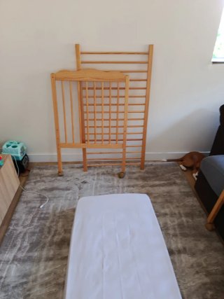 Cama de bebé com colchão novo