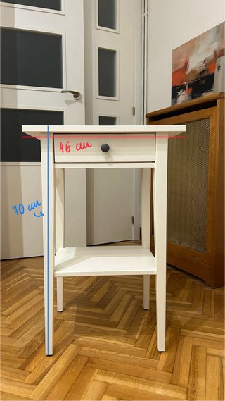Mesita de noche blanca con cajón