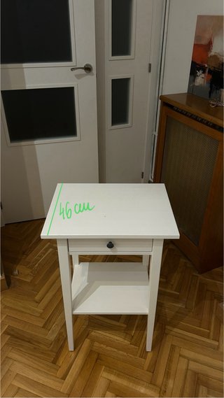 Mesita de noche blanca con cajón